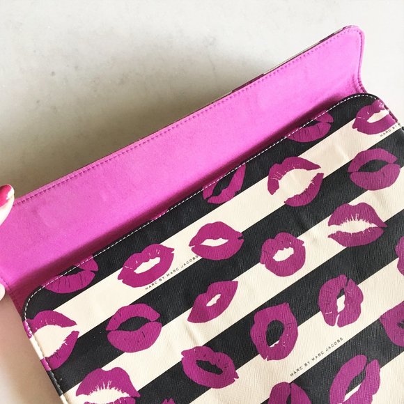 Marc Jacobs laptop tablet sleeve, black & cream striped, purple lips / kisses - Picture 5 of 10